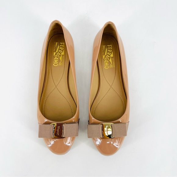 Salvatore Ferragamo Varina Patent Leather Flats 8 Nude Beige Gold Bow Preppy - Picture 3 of 16